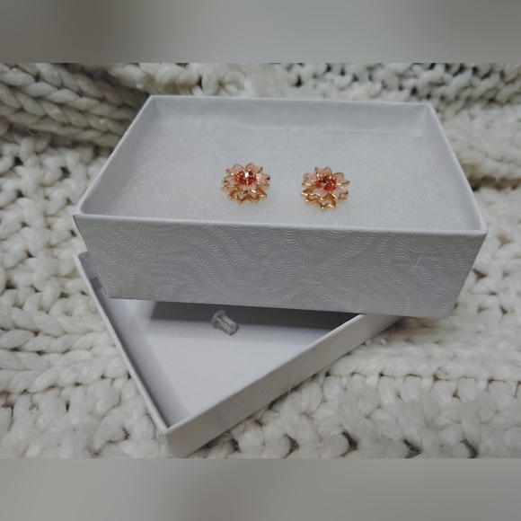 2 for 25$Elegant Gold Flower Stud Earrings brand new never been used - Picture 2 of 4
